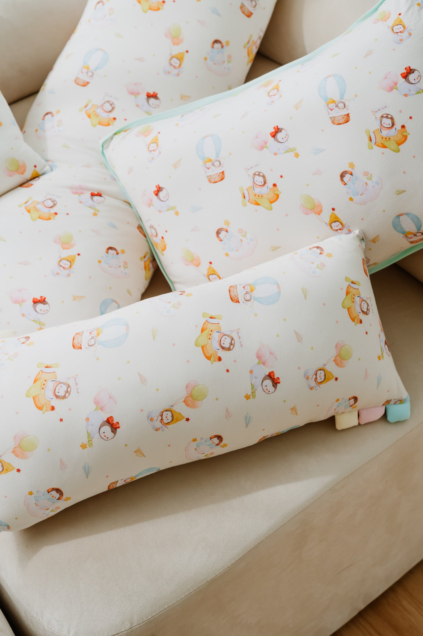 [Case] Penguin Flying Adventure Bamboo Pillow Case