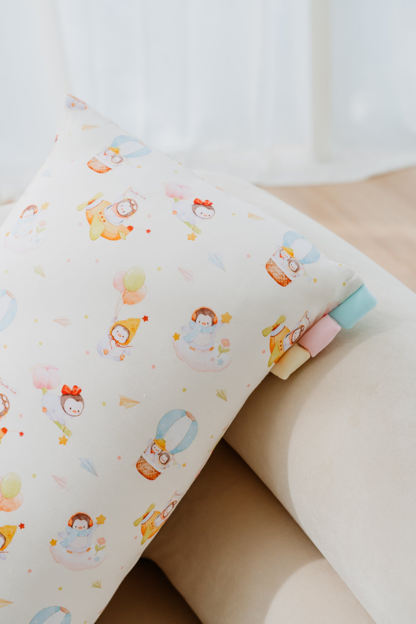 [Case] Penguin Flying Adventure Bamboo Pillow Case