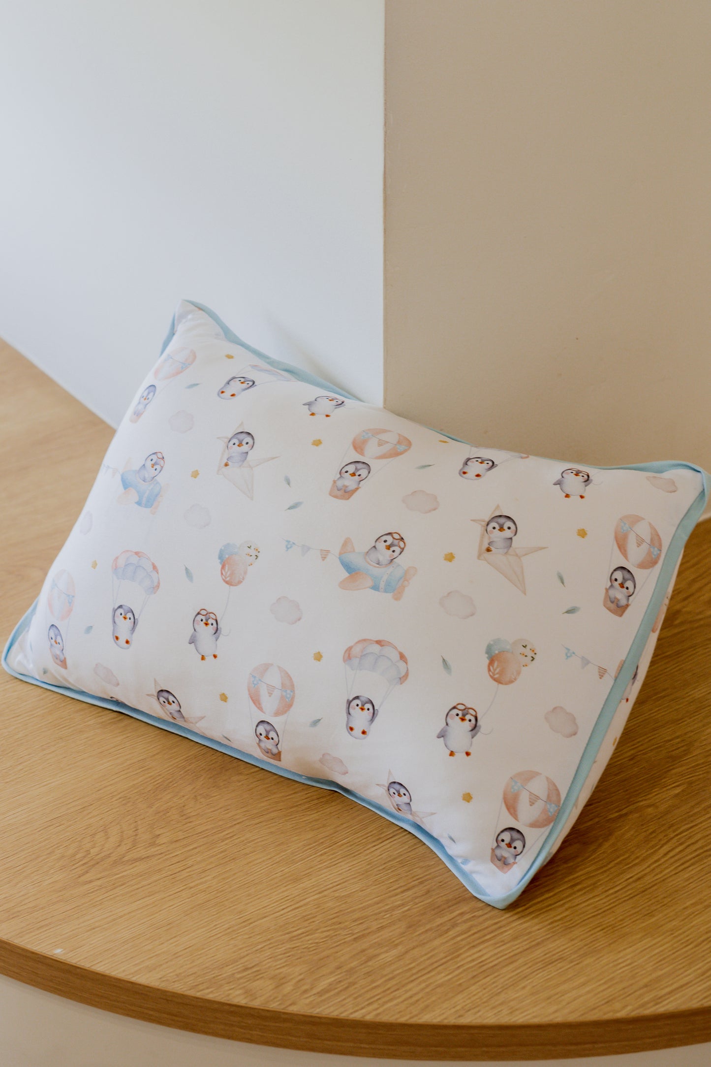 [Pillow] Penguin Explorer Bamboo Pillow