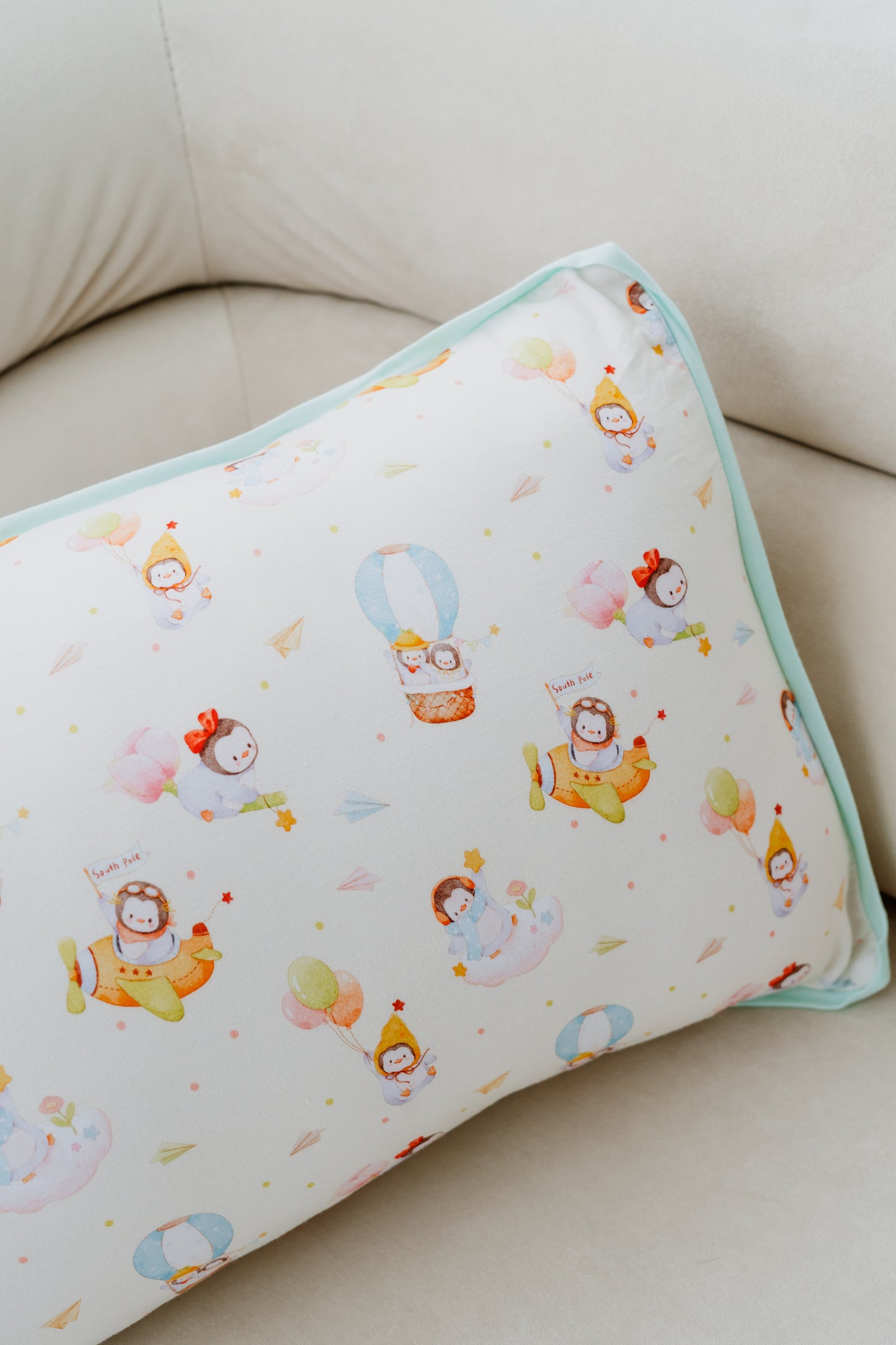 [Case] Penguin Flying Adventure Bamboo Pillow Case